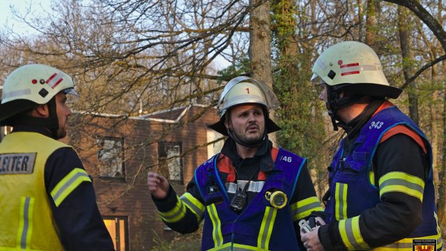 Einsatzleiter bespricht das taktische Vorgehen mit den Gruppenführern